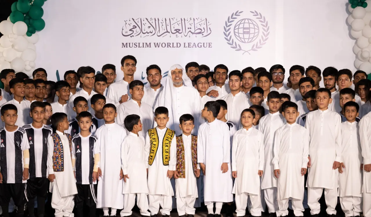 H.E. Sheikh Dr. Mohammed Al-Issa, visited the Dar Ali bin Abi Talib—may Allah be pleased with him—Orphanage. The orphanage, affiliated with the Muslim World League and located in the Islamic Republic of Pakistan,