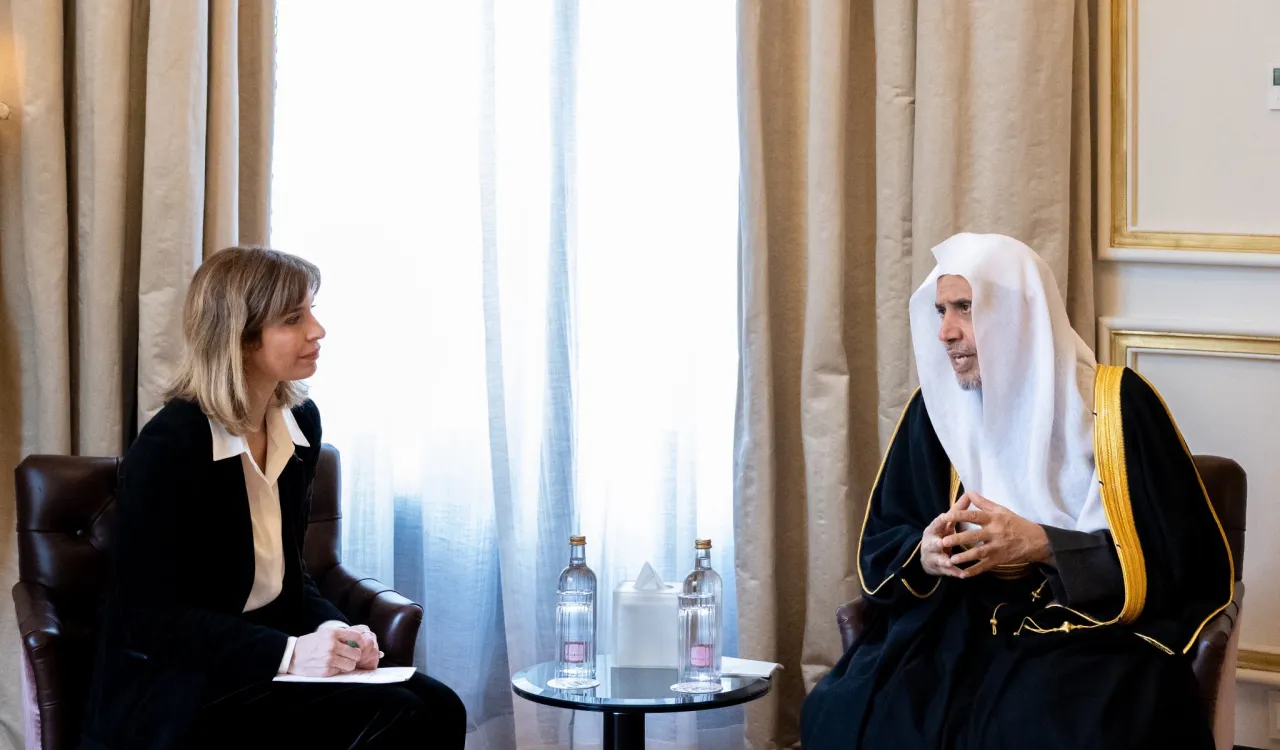 ظهر امروز: جناب دبیرکل، رئیس انجمن علمای مسلمان، اقاي دکتر شيخ محمد العیسی ، در محل اقامت خود در پایتخت اسپانیا «مادرید»، با نائب رئیس کمیته امور خارجی در اتحادیه اروپا و عضو حزب حاکم در اسپانیا، خانم «هنا جلول» دیدار کرد