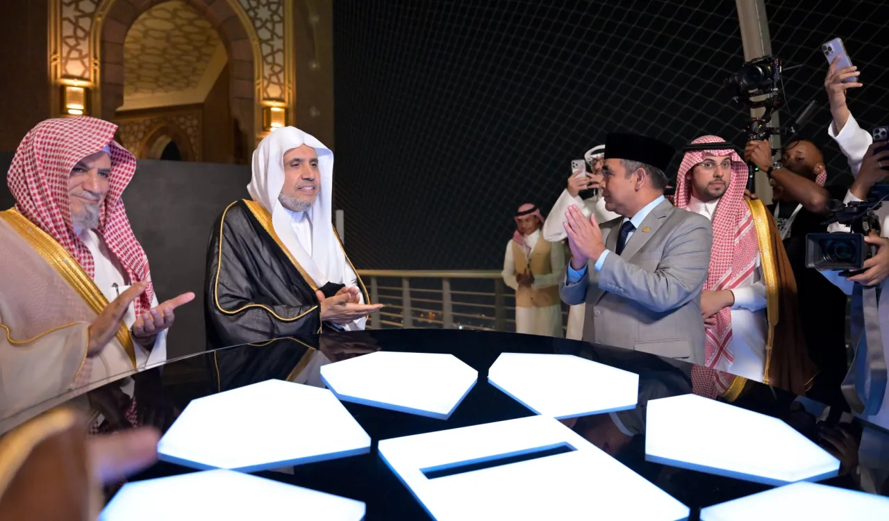 شب گذشته و با حضوری گسترده در سطح بین‌المللی:  جناب دبیرکل، رئیس انجمن علمای مسلمان، اقاي دکتر شيخ محمد العیسی ، پلتفرم دیجیتالِ «منهاج» وابسته به سازمان همبستگی جهان اسلام را ــ که شامل اپلیکیشن اسلامی جامع نیز هست ــ در برج ساعتِ مکه مکرمه رونمایی کردند