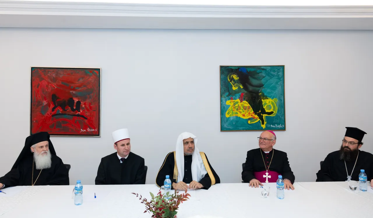 مثالی بقائے باہمی کے باوجود البانیہ کی تاریخ میں پہلی بار مشترکہ عشائیہ میں شرکت: البانیہ کی مذہبی رہنماؤں کی گول میز اجلاس میں سیکرٹری جنرل رابطہ اور چیئرمین مسلم علماء کونسل عزت مآب شیخ ڈاکٹر محمد العیسی کی میزبانی