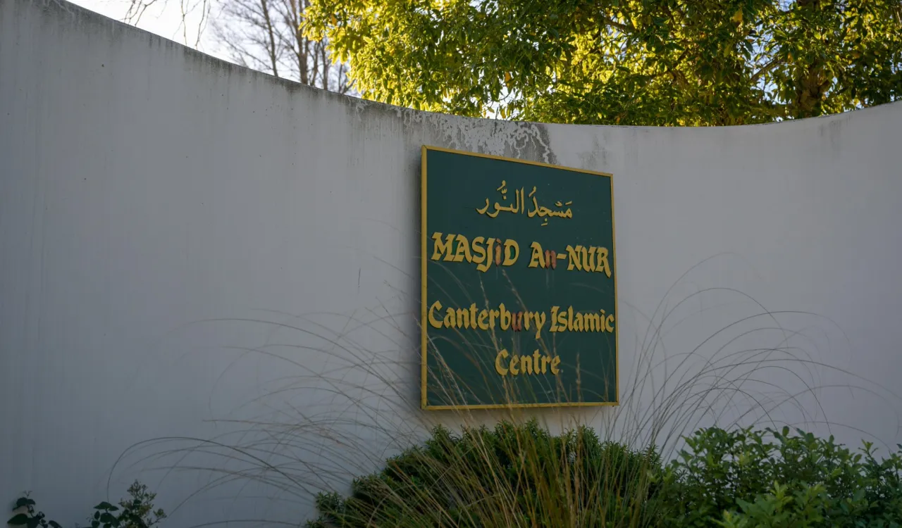 Le Secrétaire général, cheikh Mohammed Al-Issa s’est rendu à la mosquée, où il a de nouveau fait le point sur les besoins de la mosquée et rencontré les survivants de l’attentat terroriste ainsi que les familles des martyrs