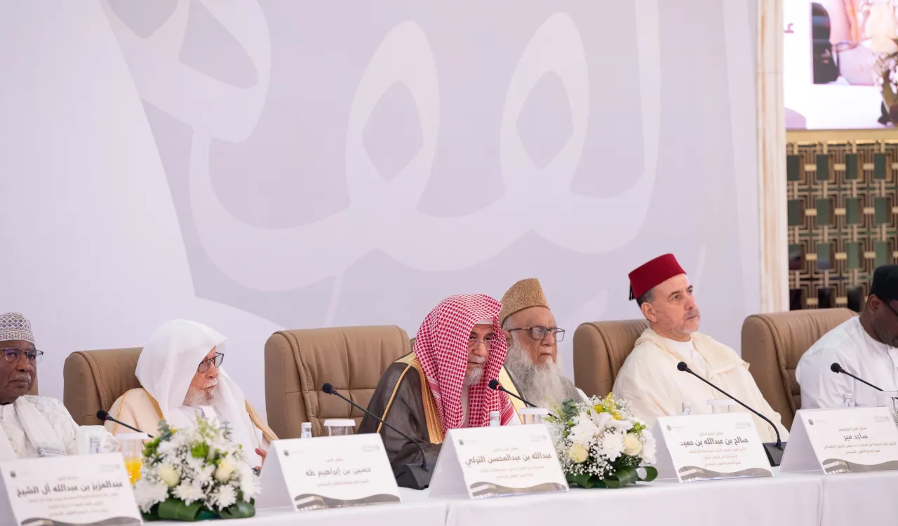 معالي الشيخ الدكتور صالح بن حميد، إمام وخطيب المسجد الحرام، خلال اجتماع الدورة الـ٢٣ للمجمع الفقهي الإسلامي: العلماءُ بفضلِ ما منحَهم الله من علمٍ وحكمةٍ، أهلٌ لأن يرسِّخوا في الأمّة قيَم الوَحدة والتعاون والتكافل، ويجنبوها خطرَ الفرقة والتنازع