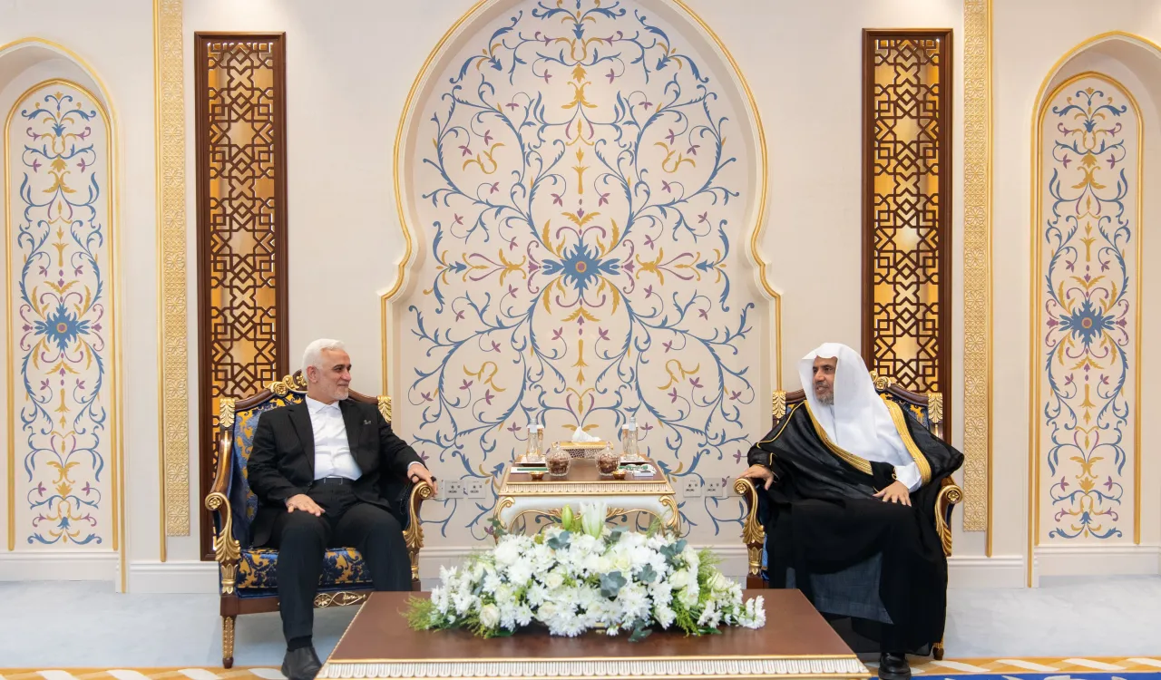 «جناب بزرگوار دبیر کل و رئیس انجمن علمای مسلمان، آقای دکتر‌شیخ محمد العیسی در دفتر خود در مکه مکرمه، از جناب رئیس اداره اوقاف شیعیان عراق، دکتر حیدر حسن الشمری استقبال نمود