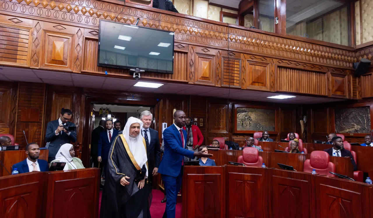 برلمانُ جمهورية كينيا يستضيفُ في مقرِّه التاريخي بنيروبي معالي الأمين العام، رئيس هيئة علماء المسلمين، فضيلة الشيخ د.⁧‫محمد العيسى‬⁩، في جلسةٍ خاصّةٍ حول "دور الشباب في بناء السّلام"