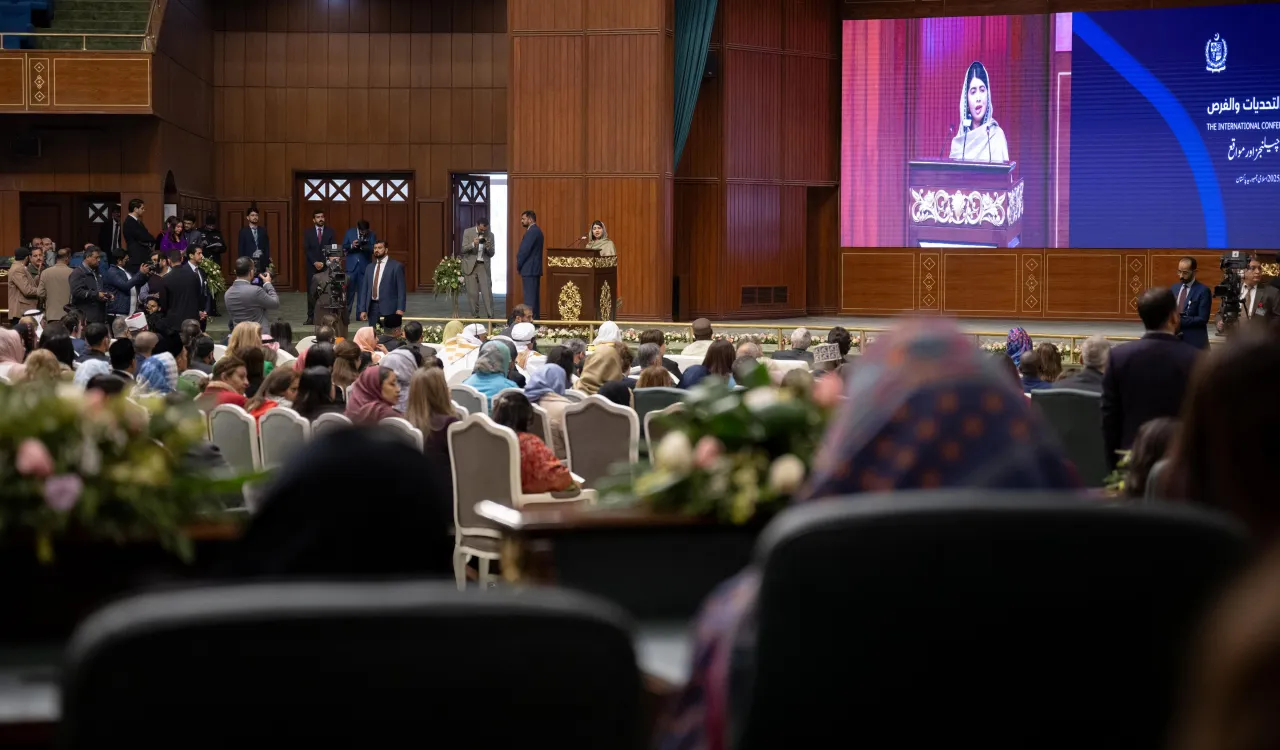 بتضامن تاريخي بين "كبار العلماء" و"المجامع الفقهية"و"المجالس والهيئات الإسلامية" و"منظمات الأمم المتحدة" و"قادة منظمات ومؤسسات دولية وبحثية وأكاديمية حكومية وأهلية"
