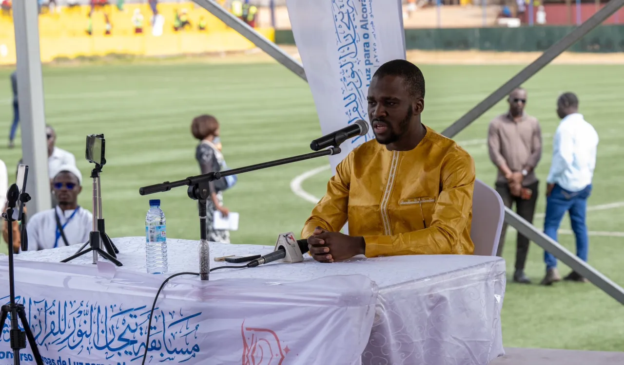 تتوزع المسابقة إلى خمسة فروع هي: حفظ القرآن كاملاً، وحفظ 20 جزءًا، و 15 جزءًا، و 10 أجزاء، و 5 أجزاء، وتتضمن عدداً من البرامج المصاحِبة لها مثل: دورة مهارات تعليم إقراء القرآن، ودورة تأهيل الأئمة والمعلمين، ودورة تصحيح التلاوة، وغيرها.