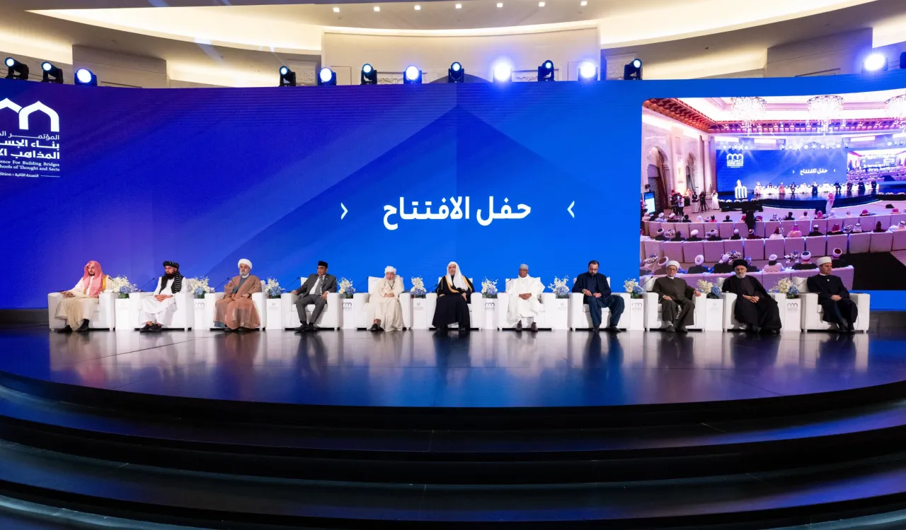 آغاز به کار دومین دوره کنفرانس بین‌المللی ایجاد پل های ارتباطی میان مذاهب اسلامی با عنوان: “به سوی یک همگرایی اسلامی مؤثر”، با حمایت کریمانه خادم الحرمین الشریفین -حفظه الله- و با حضور علمای برجسته امت اسلامی از مذاهب و طوایف مختلف آغاز شده است