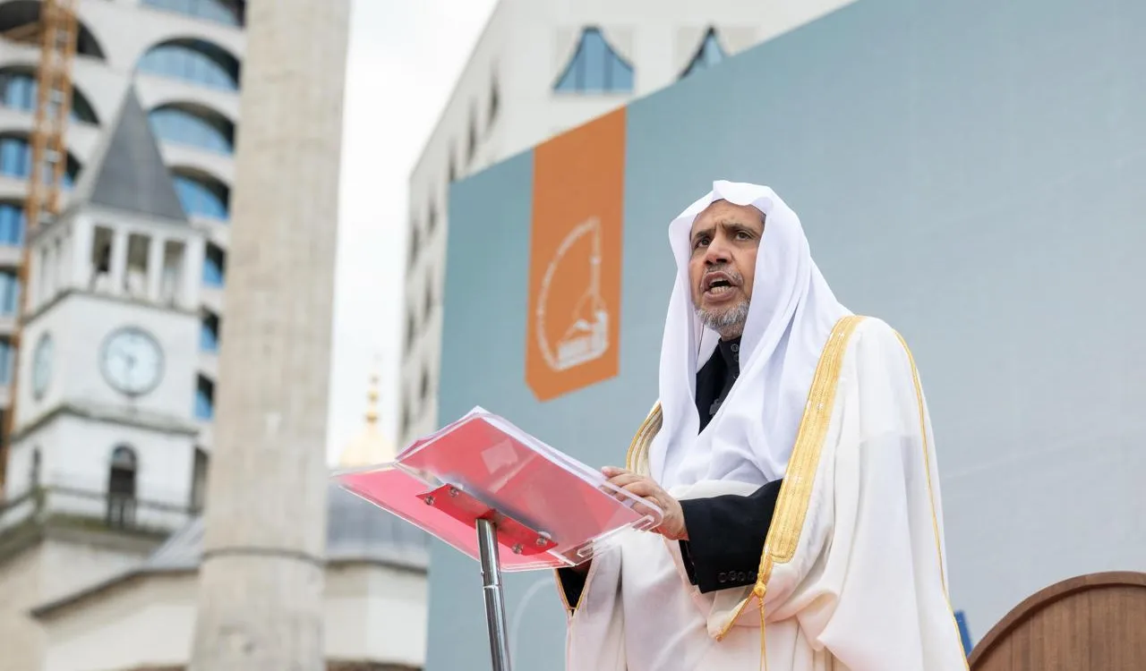 سیکرٹری جنرل رابطہ اور چیئرمین مسلم علماء کونسل عزت مآب شیخ ڈاکٹر محمد العیسی جمہوریہ البانیہ کے صدر محترم کی خصوصی دعوت پر عید کے اجتماع سے خطاب کررہے ہیں۔