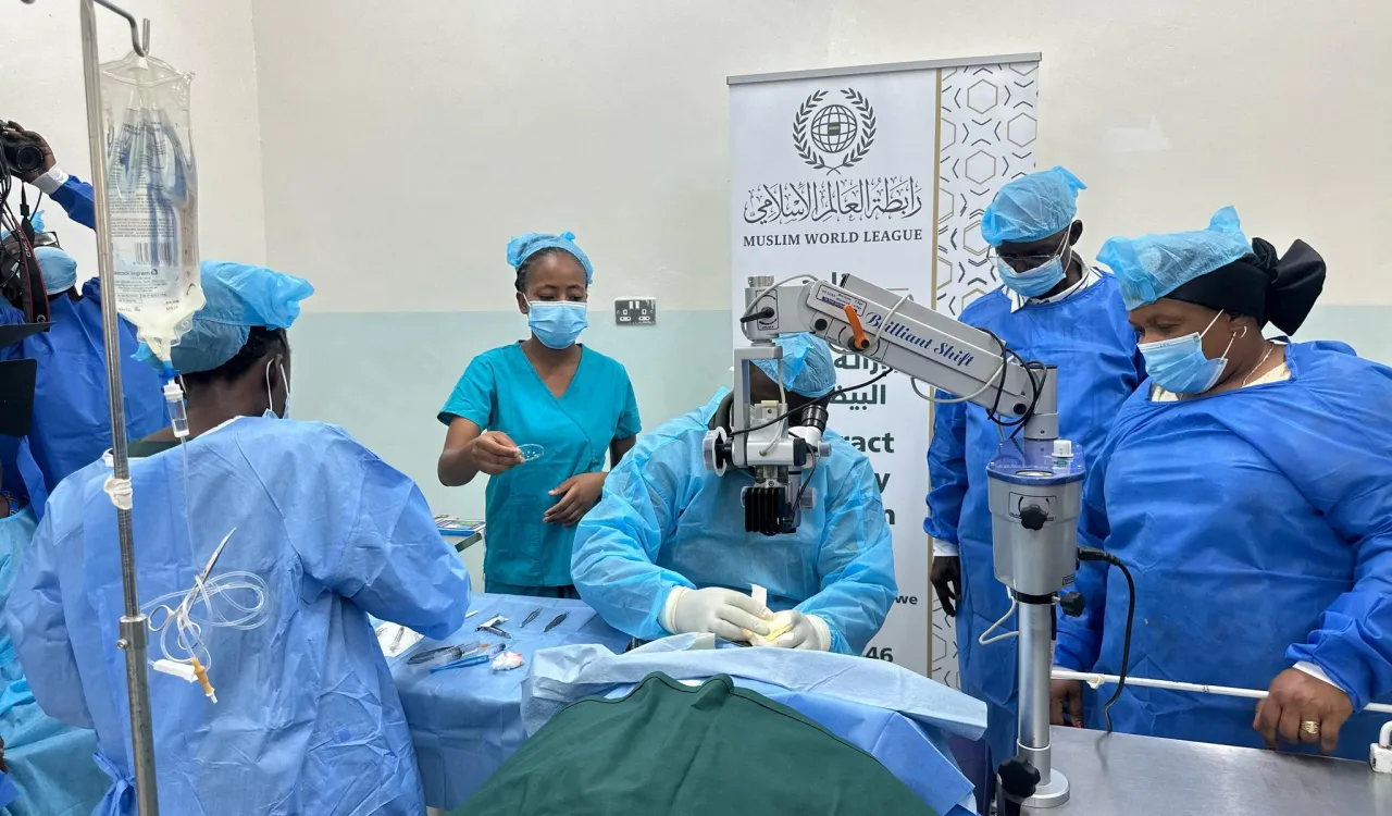 Cette fois-ci, la lueur brille au Zimbabwe, atteignant les plus vulnérables.  Voici des images du projet de lutte et de prévention de la cécité, mis en œuvre par la Ligue islamique mondiale en Afrique,