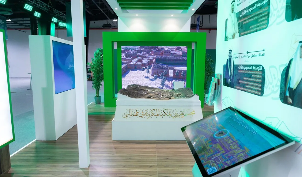 Il emmène ses visiteurs dans une visite impressionnante qui évoque l'histoire du leadership et de l'excellence au service de l'islam et des musulmans ainsi que de la préservation des Deux Saintes Mosquées