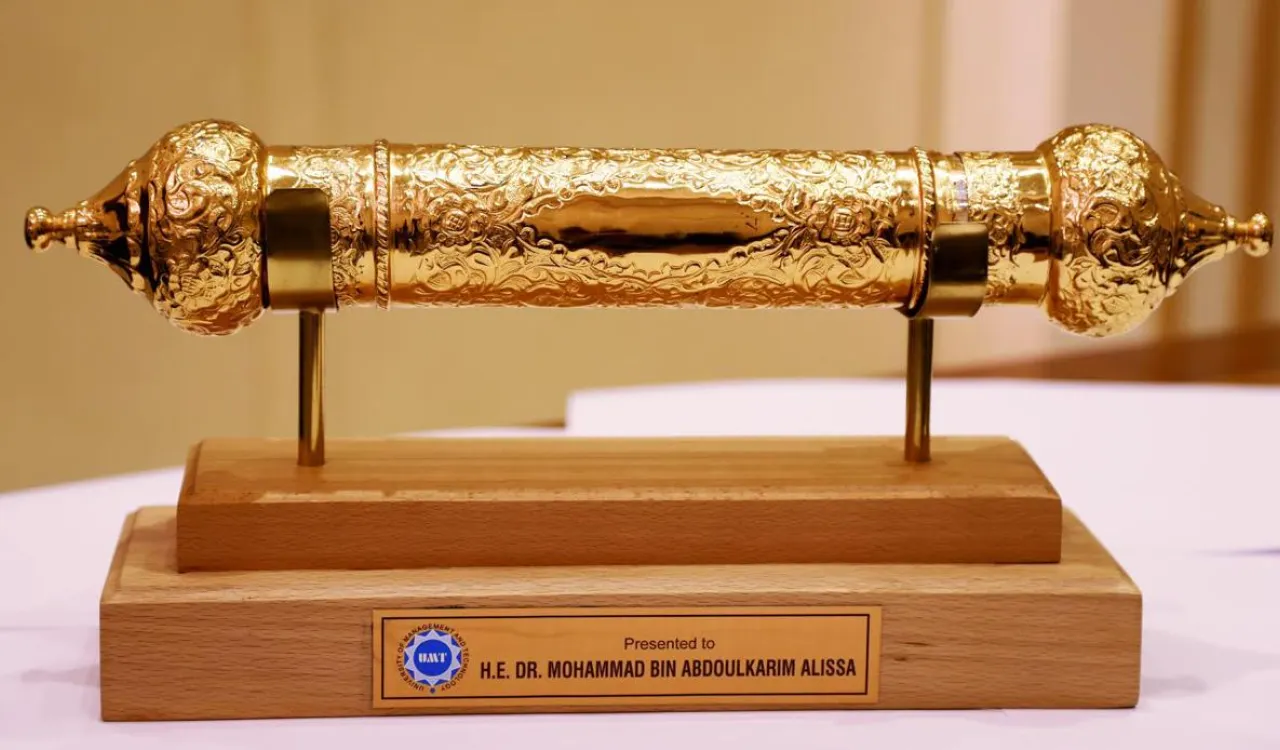 جامعة الإدارة والتكنولوجيا بلاهور في ⁧‫باكستان‬⁩ تمنح معالي الشيخ د. ⁧‫محمد العيسى‬⁩ الدكتوراه الفخرية