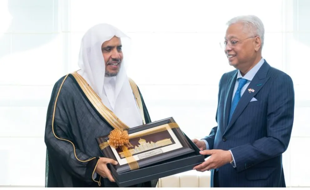 ملائیشیا کے وزیر اعظم جناب اسماعیل صبری  نے ڈاکٹر محمد العیسی کا استقبال کیا