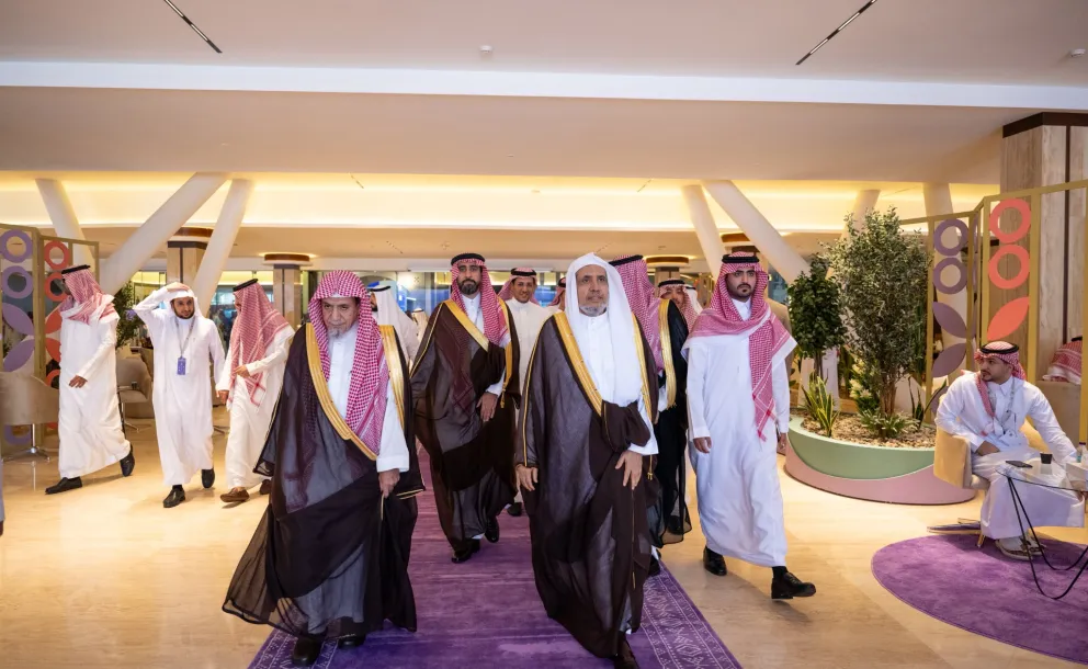 سیکرٹری جنرل رابطہ اور چیئرمین مسلم علماء کونسل، تاریخِ حج وحرمین شریفین پروجیکٹ کی اعلیٰ نگران کمیٹی کے رکن، عزت مآب شیخ ڈاکٹر محمد العیسی کے دارة الملک عبدالعزيز کے پویلین کے دورے کے چند مناظر