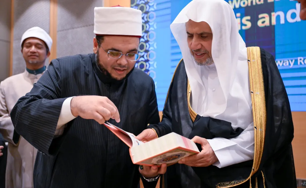 Le  Secrétaire général, cheikh Mohammed Al-Issa a tenu, dans la capitale malaisienne Kuala Lumpur, une réunion avec d’éminents oulémas de Malaisie issus de l’ensemble des États, en présence du Grand imam, Mufti général de Malaisie, cheikh Ahmad Fauwaz