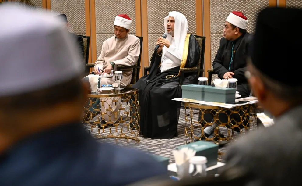 Le Secrétaire général de la Ligue islamique mondiale, Président de l’Organisation des savants musulmans, cheikh Mohammed ben Abdelkarim Alissa, réunit les grands oulémas de Malaisie issus de l’ensemble des États.