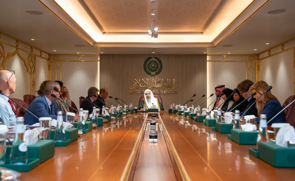 Yang Mulia Sekretaris Jenderal LMD, Syekh Dr.Mohammed Alissa  , bertemu dengan delegasi tingkat tinggi dari Belanda, di kantornya di Riyadh