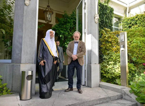 ‏التقى معالي الأمين العام، رئيسُ هيئة علماء المسلمين، فضيلةُ الشيخ د.⁧‫محمد العيسى‬⁩‬⁩، في مقرّ البرلمان الفيدراليّ بالعاصمة البلجيكية "بروكسل"، رئيسَ البرلمان الفيدرالي، السيد بيتر دي روفر