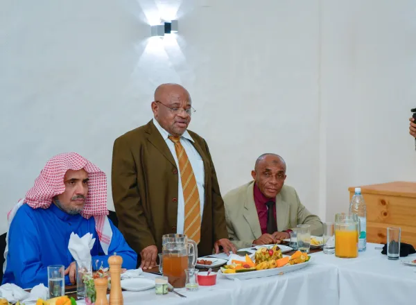 ‏معالي أمين عام ⁧رابطة العالم الإسلامي⁩ ووفد الرابطة يصلون إلى جمهورية ⁧جزر القمر⁩ ، وكان في استقبالهم بمطار ⁧بروني⁩ الدولي، معالي وزير الدولة للشؤون الخارجية السيد جمعة سيد عبدالله ، فيما أقام معالي وزير الخارجية بحضور معالي وزير الدفاع ورئيس ديوان الرئاسة مأدبة عشاء تكريماً للوفد.