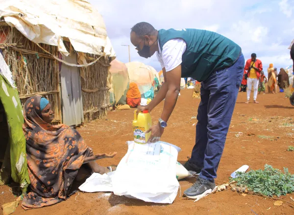 Pour faire face à la sécheresse en Somalie : une distribution de nourriture et de réservoirs d’eau est assurée pour la consommation et l’irrigation dans le cadre du plan exécutif de la LIM contre la famine dans les zones les plus touchées par la sécheresse.