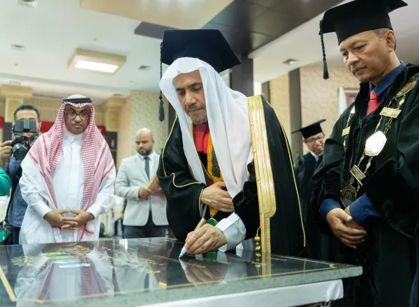 Le Président indonésien, le Président de l’Assemblée de la « Choura » et le maire de Jakarta ont félicité Mohammad Alissa pour avoir reçu un doctorat d’honneur de l’université « Maulana Malik Ibrahim ».