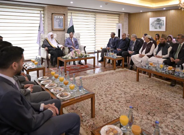 رئيس مجلس الشيوخ ورئيس المحكمة العليا الباكستانيان يستقبلان أمين عام رابطة العالم الإسلامي