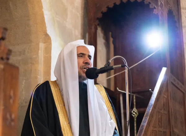 Mohammad Alissa faisant le sermon du Vendredi à Belgrade en Serbie où les fidèles ont fait part de leur joie quant à son sujet qui contenait des directives pour l’ensemble des minorités islamiques.