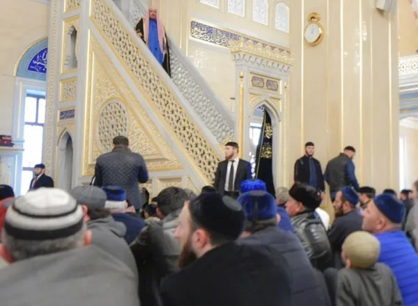 د.العيسى يخطب في الجامع الكبير في غورزني.