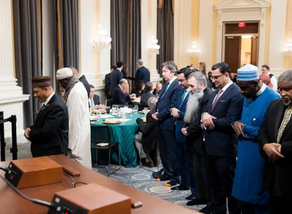 La Liga del Mundo Islámico reúne a representantes de religiones y a responsables políticos durante la primera cena de iftar del Ramadán en el Congreso estadounidense