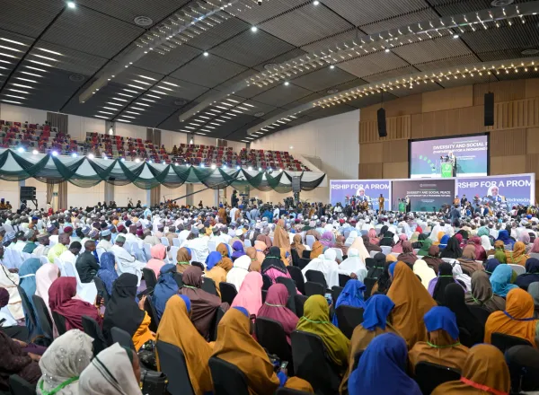 El Sheij Dr. Mohammed Al-Issa, lanzó en Abuya, capital de Nigeria, la iniciativa de la Liga en favor de la paz social en África Occidental, con motivo de su conferencia internacional titulada:«Diversidad y paz social: una alianza para un futuro prometedor