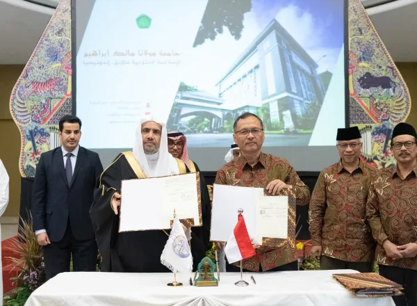 Le Président indonésien, le Président de l’Assemblée de la « Choura » et le maire de Jakarta ont félicité Mohammad Alissa pour avoir reçu un doctorat d’honneur de l’université « Maulana Malik Ibrahim ».