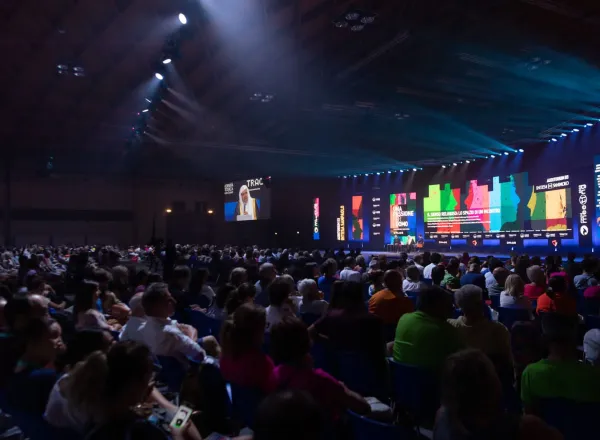 A partir de la plate-forme du plus grand forum européen de la jeunesse auquel participe environ un million de visiteurs, cheikh Alissa affirme que la liberté s'arrête aux lois des pays et à leurs valeurs sociétales.