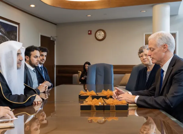 Le Doyen de l’université de Utah Kevin Orsen a reçu le D.Mohammad Alissa (qui compte près de 35 000 étudiants) qu’il considère comme l’une des personnalités les plus actives au monde dans l’établissement des relations entre les adeptes des religions et des cultures.