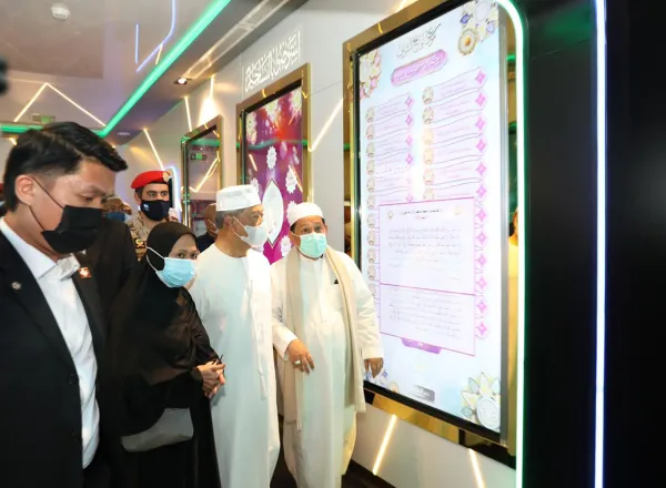 Le Premier ministre malaisien Muhyidinn Yassin visite à Médine le musée sur la vie du Prophète (paix sur lui) et remercie le Serviteur des Deux Saintes Mosquées d’avoir permis ce projet qui promeut la tradition prophétique. Vivre Tradition Prophétique Après la visite du musée le Premier ministre malaisien a loué les efforts de la Ligue Islamique Mondiale pour avoir contribué à ce grand projet musulman.