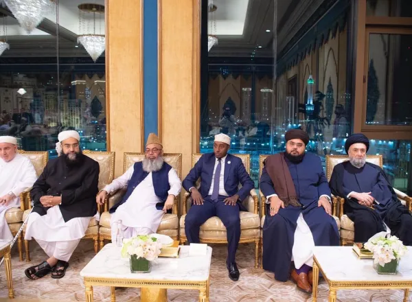 خادم حرمین شریفین رابطہ عالم اسلامی کی کانفرنس میں شریک امت مسلمہ کے نامورعلمائے کرام سے ملاقات اور ان سے  مکہ مکرمہ دستاویز وصول کررہے ہیں