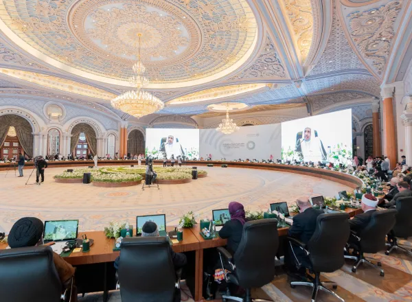 با حضور علمای ارشد و رهبران اسلامی و شرکت بزرگان گوناگون مذهبی در سراسر جهان