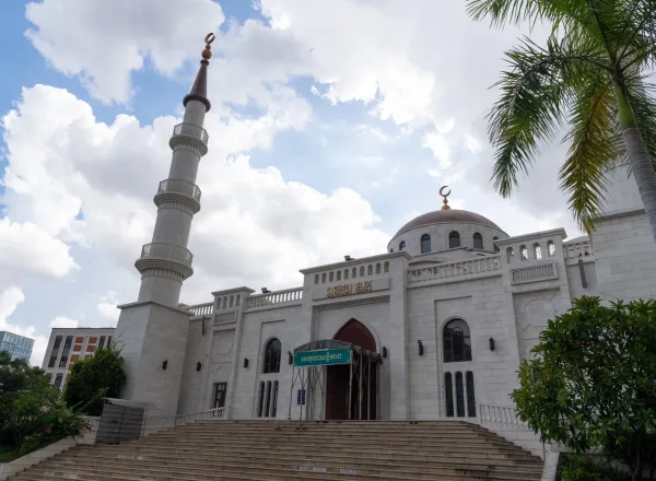 At the Islamic Center in Phnom Penh, Cambodian Islamic leaders commended Dr. Mohammad Alissa’s efforts promoting religious harmony in diverse societies, an undertaking that has helped Muslim minorities there.