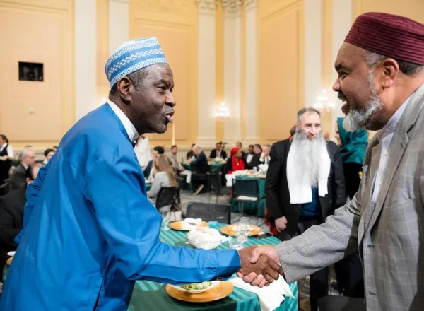 La Liga del Mundo Islámico reúne a representantes de religiones y a responsables políticos durante la primera cena de iftar del Ramadán en el Congreso estadounidense