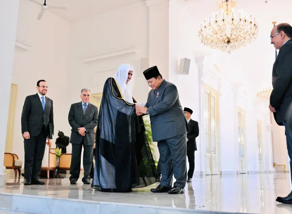 استقبل فخامة رئيس جمهورية إندونيسيا، السيد برابوو سوبيانتو ، في القصر الجمهوري بالعاصمة "جاكرتا"، اليوم، معالي الامين العام، رئيس هيئة علماء المسلمين، فضيلة الشيخ د. ⁧‫محمد العيسى