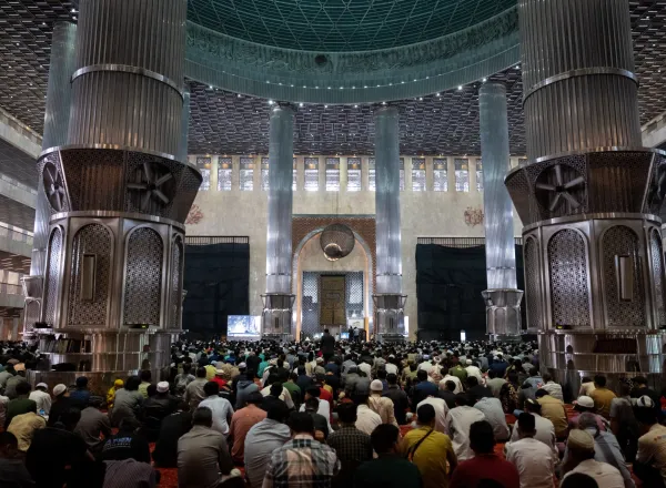 El Sheij Mohammed Alissa pronunció el sermón del viernes y dirigió la oración en la gran mezquita de Istiqlal, en la capital indonesia, Yakarta