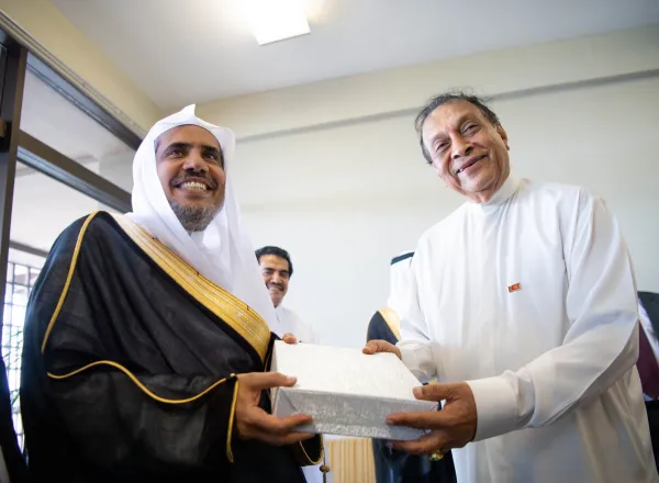 معالي رئيس البرلمان السريلانكي يحتفي بمعالي أمين عام ⁧رابطة العالم الإسلامي⁩ في جلسة البرلمان الرسمية