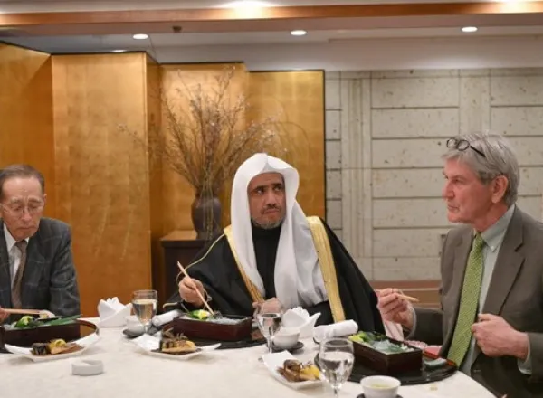 ‏معالي الأمين العام د. محمد العيسى ملتقياً في ‫اليابان‬ رئيس مركز أبحاث السلام‬ ووثائق قنبلة هيروشيما البالغة أكثر من 10,000 وثيقة، تُستخدم لعدة أغراض، من بينها ‫الطبية‬ و الاجتماعية‬ ، كما يستمع معاليه لعرض مفصل من أحد مصابي القنبلة، فيما قدّر معاليه للجميع حفاوتهم، وثمّن جهودهم.