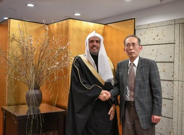 ‏معالي الأمين العام د. محمد العيسى ملتقياً في ‫اليابان‬ رئيس مركز أبحاث السلام‬ ووثائق قنبلة هيروشيما البالغة أكثر من 10,000 وثيقة، تُستخدم لعدة أغراض، من بينها ‫الطبية‬ و الاجتماعية‬ ، كما يستمع معاليه لعرض مفصل من أحد مصابي القنبلة، فيما قدّر معاليه للجميع حفاوتهم، وثمّن جهودهم.
