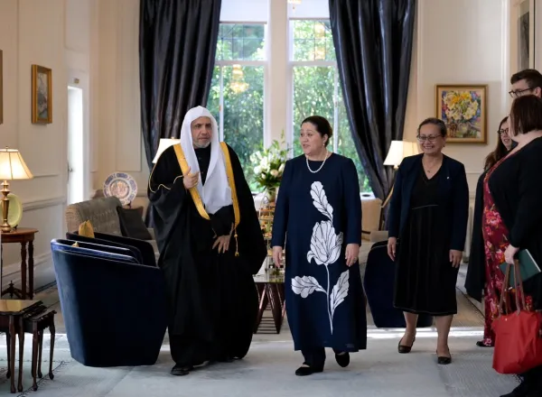الحاكمةُ العامّةُ ورئيسُ الوزراءِ النيوزيلنديّان يستقبلان الأمين العام لرابطة العالم الإسلامي