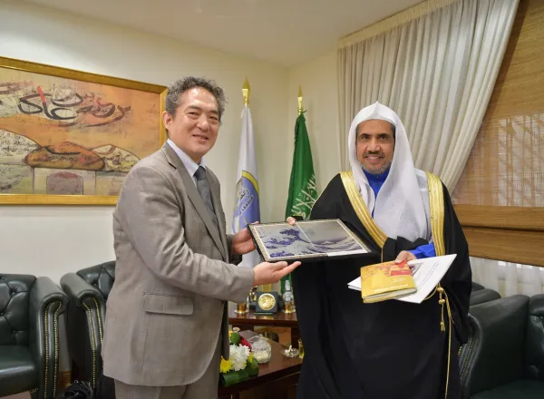 معالي أمين عام ⁧رابطة العالم الإسلامي⁩ الشيخ د. ⁧محمد العيسى⁩ يستقبل في مكتبه ظهر اليوم وفداً من كبار الأكاديميين اليابانيين المعنيين بالدراسات الشرقية برئاسة البروفيسور هيروشي ناواتا.