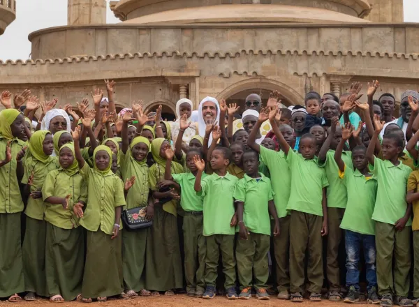 Le D.Mohammad Alissa pose la pierre angulaire pour un dispensaire de santé et un institut d’études arabes dans la ville de Thiès au Sénégal.