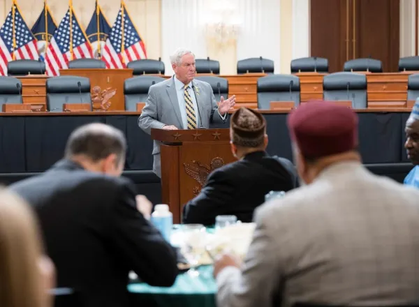 La Liga del Mundo Islámico reúne a representantes de religiones y a responsables políticos durante la primera cena de iftar del Ramadán en el Congreso estadounidense