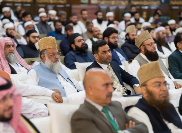 Perdana Menteri Pakistan Yang Mulia, Tuan Muhammad Shehbaz Sharif, dan Yang Mulia Sekjen LMD Syekh Dr. Mohammed Alissa, menghadiri acara penutupan penghargaan untuk para pemenang Kompetisi Tahunan Hafalan Al-Qur’an bagi anak-anak dibawah usia sepuluh tahun