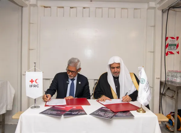 د.العيسى يلتقي رئيس جمعيات الصليب الأحمر والهلال الأحمر على متن سفينة "أوشن فايكينغ"