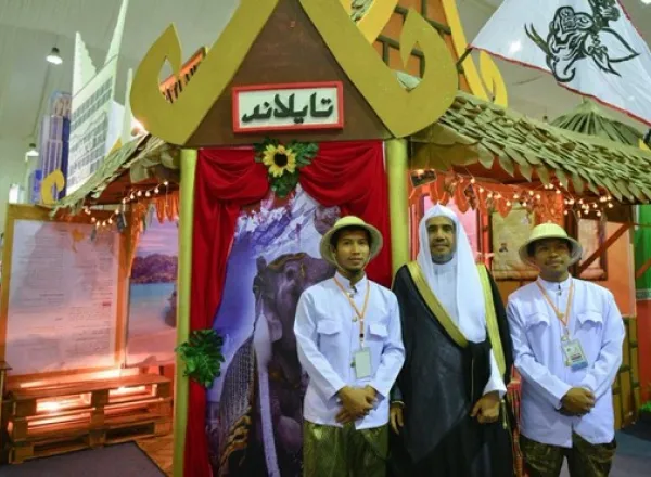 د. محمد بن عبد الكريم العيسى يزور مهرجان الثقافات والشعوب