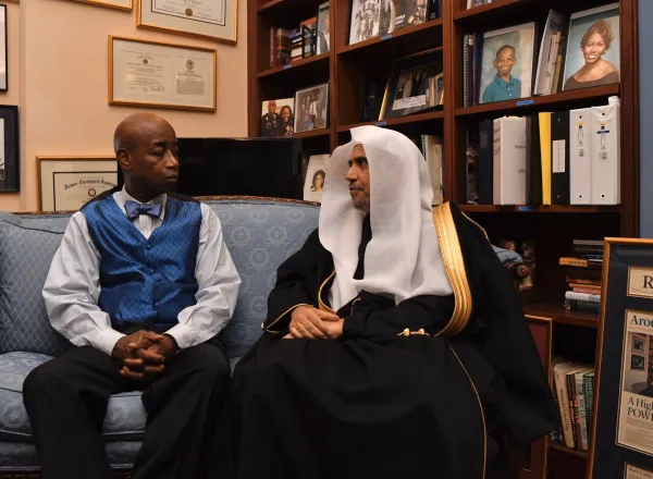 Le D.Mohammad Alissa a été reçu par le prêtre affilié au Sénat américain  M. Bary Blake avec qui, il a eu un entretien portant sur des sujets d’intérêt commun.